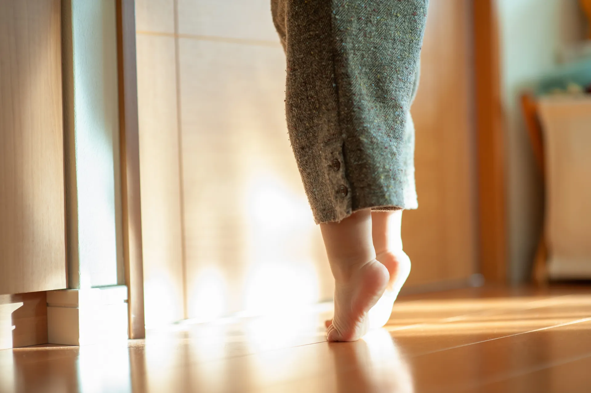 子供が背伸びしている様子